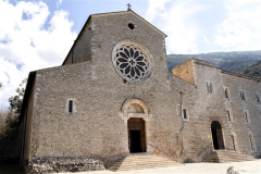 14. Abbazia di Valvisciolo, la chiesa e l'ingresso al chiostro