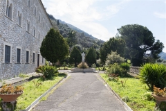 21. Il giardino dell'abbazia con la statua di San Benedetto