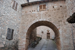 04 Porta del monastero visto dal vicolo che scende