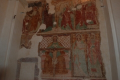 30a Nella parte alta dell'affresco la riproduzione degli affreschi esterni. la crocifissione e la resurrezione
