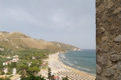 15. La spiaggia sud con in fondo la grotta di Tiberio