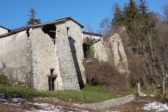 Vecchio edificio nella parte bassa di Colle