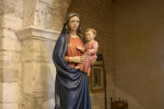 80 Statua della Madonna col Bambino