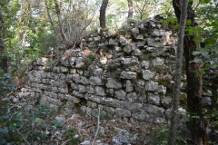 08 Ruderi della chiesa. - Esterno della parete destra