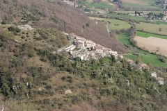 40 Vista del Castello di Campi dall'eremo