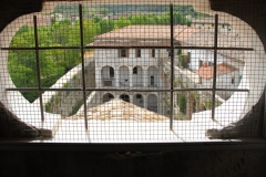 92 Vista sul Secondo chiostro da un finestrone della chiesa