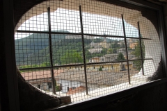 93 Vista sulla Rocca Albornoziana e il Duomo da un finestrone della chiesa