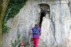 17. Accesso alla grotta