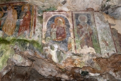 28. Affreschi nella grotta