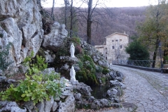 24. La grotta di Lourdes