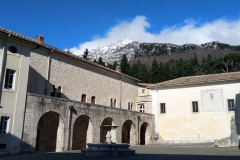 3. Il monte Rotonaria (innevato) dalla Certosa
