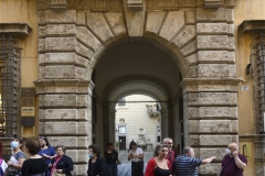 92 Ingresso di Palazzo Vecchiarelli su Via Roma