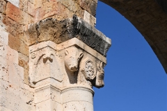 30 Capitello di destra dell'arco trionfale