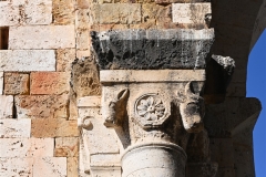 31 Capitello di destra dell'arco trionfale