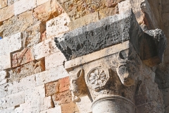 32 Capitello di destra dell'arco trionfale