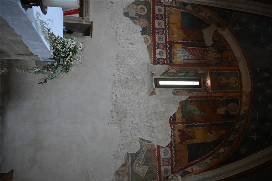 Affreschi della parete destra del presbiterio