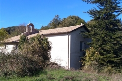 18. Il prato davanti alla chiesa