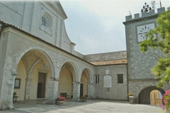 9. Esterno del santuario