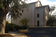 24. La chiesa dal giardino retrostante