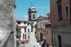 1. La piazza di Supino con la chiesa di S. Maria Maggiore