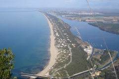 5. La costa di Sabaudia e il lago di Paola dalla cresta del m. Circeo.