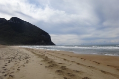 1. Le isole di Ponza (a sin.) e di Palmarola affiorano dalla superficie del mare Tirreno