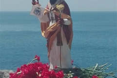 5. La statua di San Silverio portata dalla sua cappella in cima allo scoglio (m. 65) all'altare per la celebrazione della messa in suo onore.