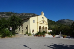 16. Chiesa di San Silviano e dietro il monte Leano