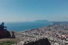 2. Panorama da Anxur. La città antica è in basso a destra