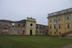 4b Cortile e chiesa