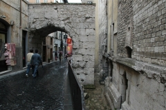 57 Tempio romano e Arco di druso