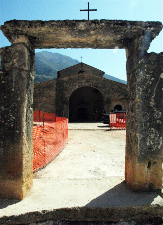 00 Resti del pronao di fronte alla facciata della chiesa