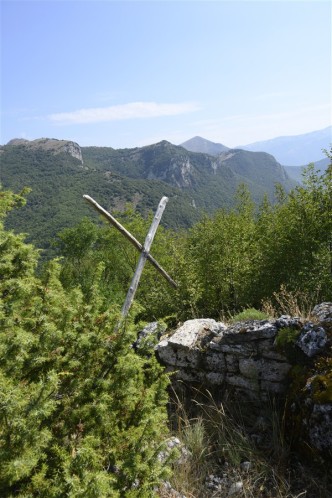 16 Ruderi del Castello sullo sfondo il Monte Fionchi