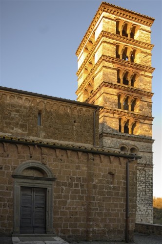 19 Portale secondario e campanile