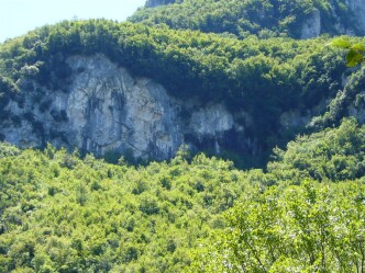 02 Riparo sotto roccia alle pendici del monte Civitella