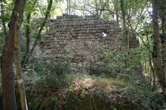 14 Castello di Corviano - tratto di cinta muraria